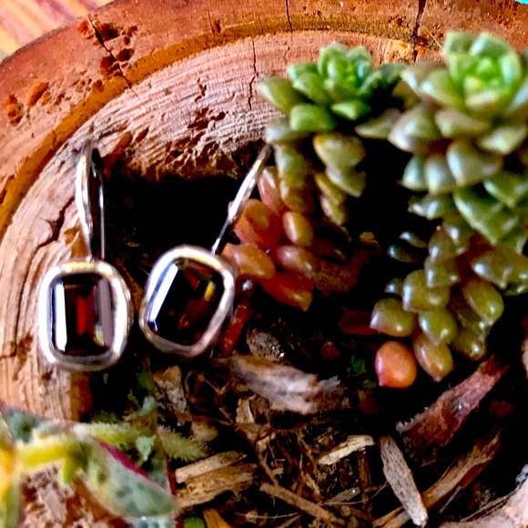 🌺Beautiful Sterling Silver earrings w/ Red stone - Picture 5 of 8